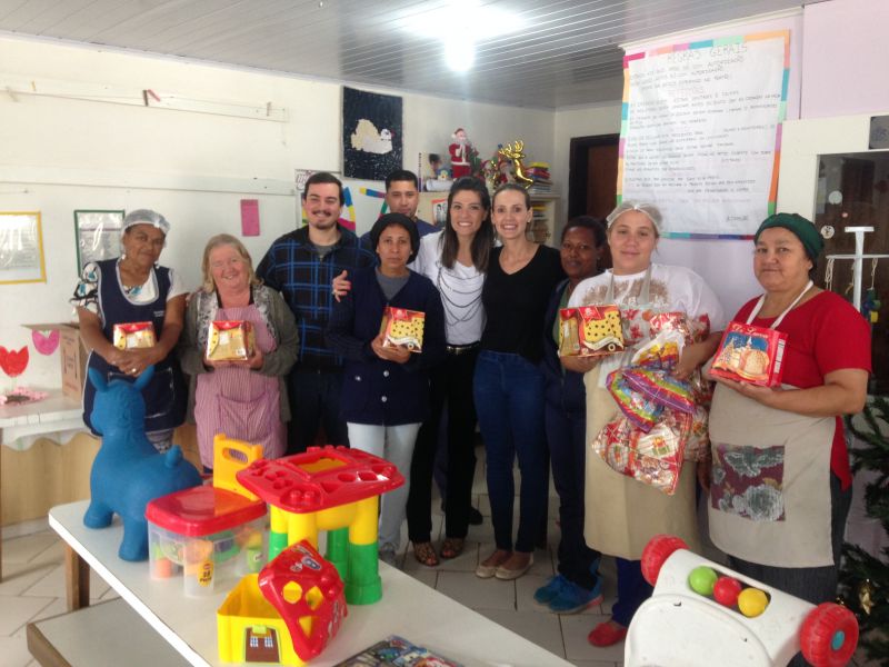Entrega de presentes Realfix e Amecim