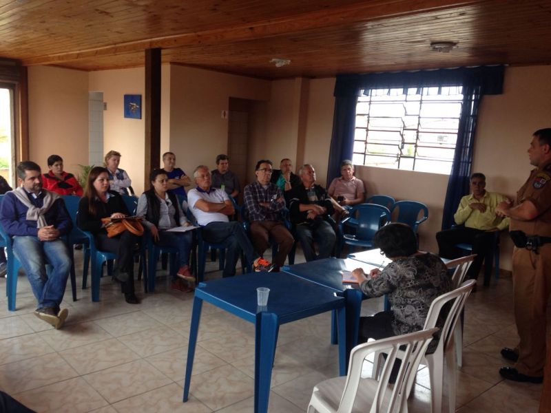 Reunião moradores e empresários com tenente da polícia militar.